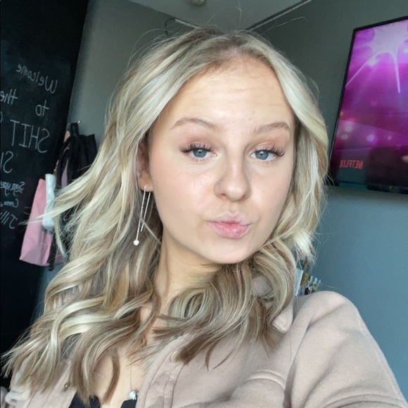 Meet your Posher, Mallory - Picture 1 of 1